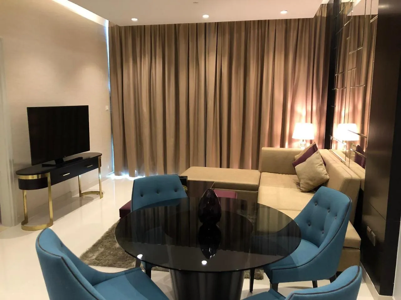 Damac Upper Crest In Downtown Holiday Homes Dubai